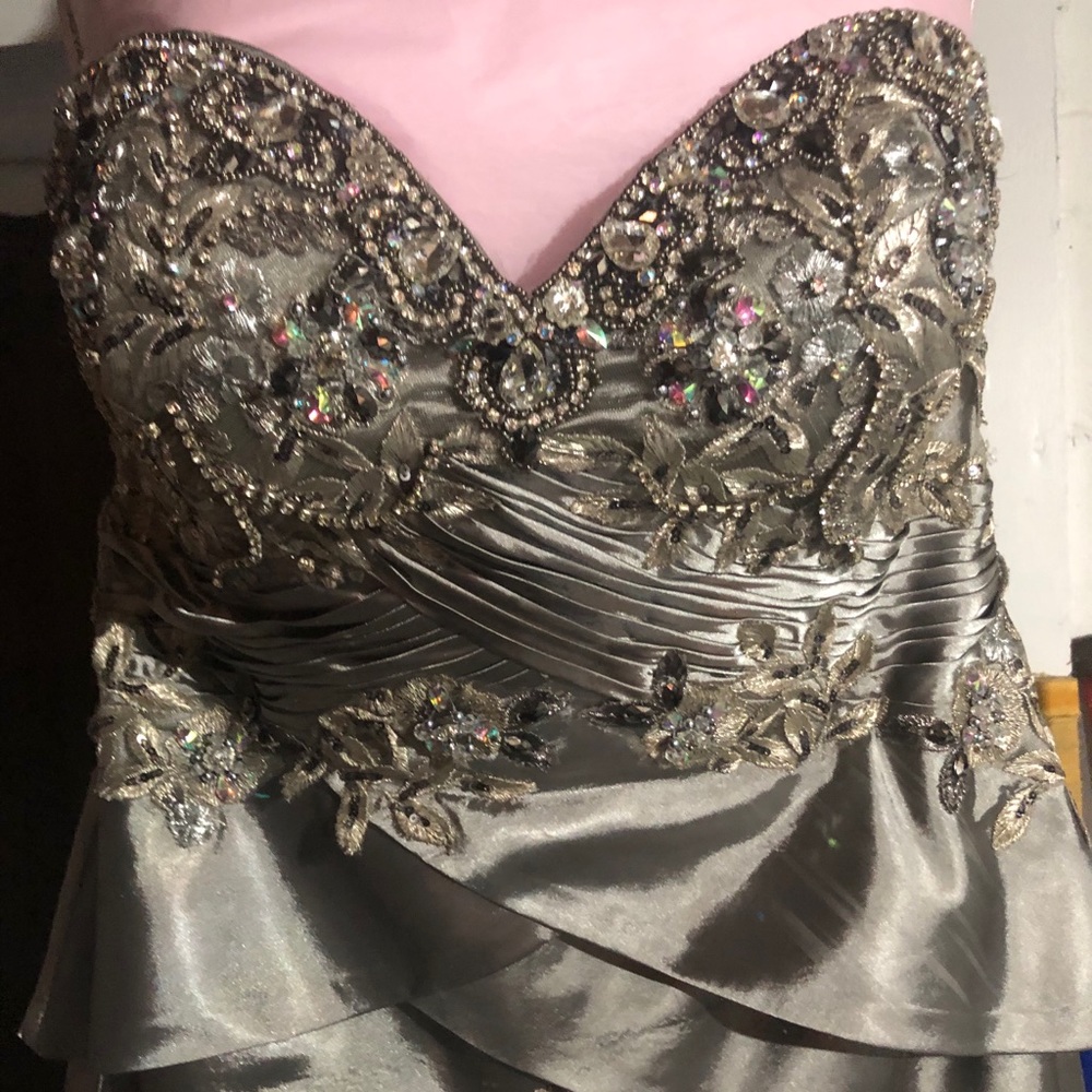 gown - Picture 2 of 3